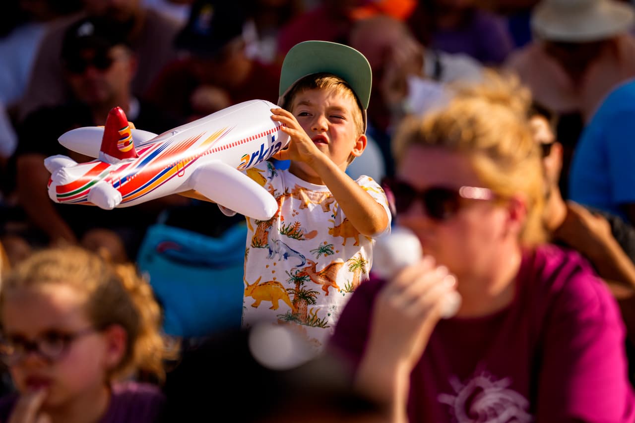 Un niño juega con un avión de juguete inflable durante el Show Aeronáutico Internacional BIAS, en Bucarest.