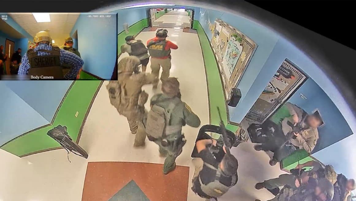 La demanda que se presentó este miércoles, por $500 millones, es contra 92 empleados del
<b><a href="https://www.univision.com/noticias/justicia/tiroteo-uvalde-departamento-justicia-actuacion-policial" target="_blank"> Departamento de Seguridad Pública de Texas</a></b>, la mayor parte de ellos, oficiales de policía.