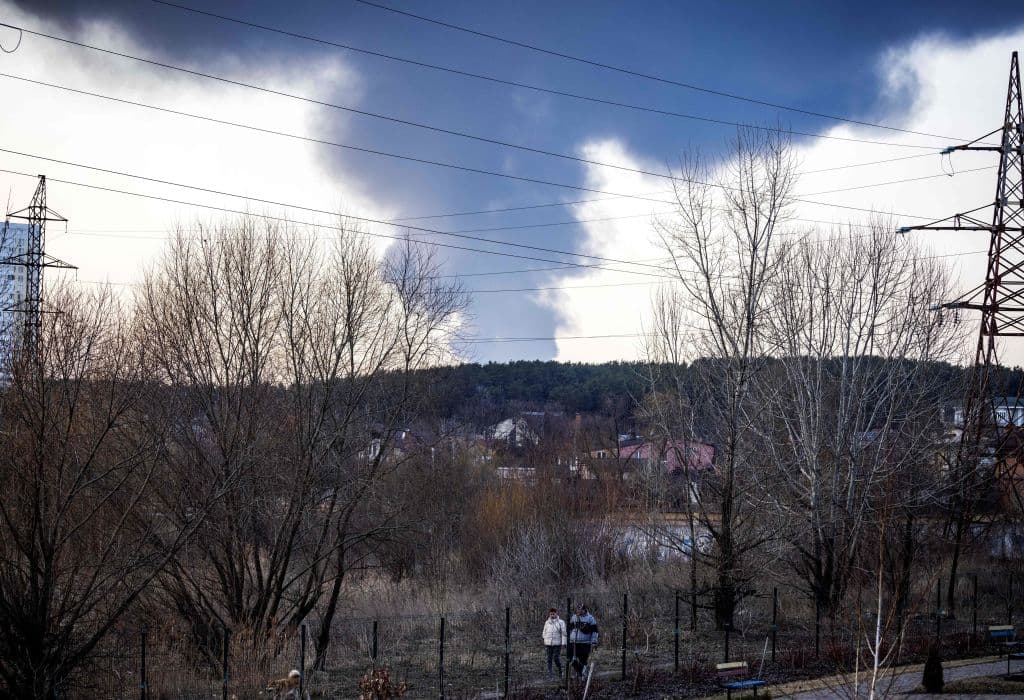 "Ningún edificio residencial resultó dañado", dijo el alcalde instando a los residentes a permanecer resguardados mientras las columnas de humo espeso inundaban la ciudad.