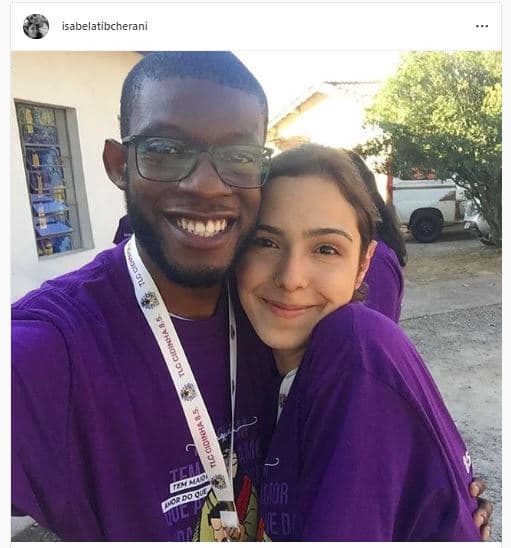 Isabela Tibcherani, novia de Rafael Miguel, ha ido retomando poco a poco su vida. El pasado domingo 23 de junio de 2019, publicó 
<b><a href="https://www.instagram.com/p/BzE7QaSHbcg/" target="_blank">esta imagen</a></b> acompañada del texto: “¡Experiencia hermosa este fin de semana! Conocí a tanta gente linda, que me acogió como parte de la familia y, en realidad, me hizo parte de ella. Y, este chico aquí, se convirtió en una de las personas que más tocó mi corazón, se convirtió en un amigo, ¡imprescindible! Me cuidó, se preocupó (por mi), me ayudó a fortalecerme en este momento tan difícil”.