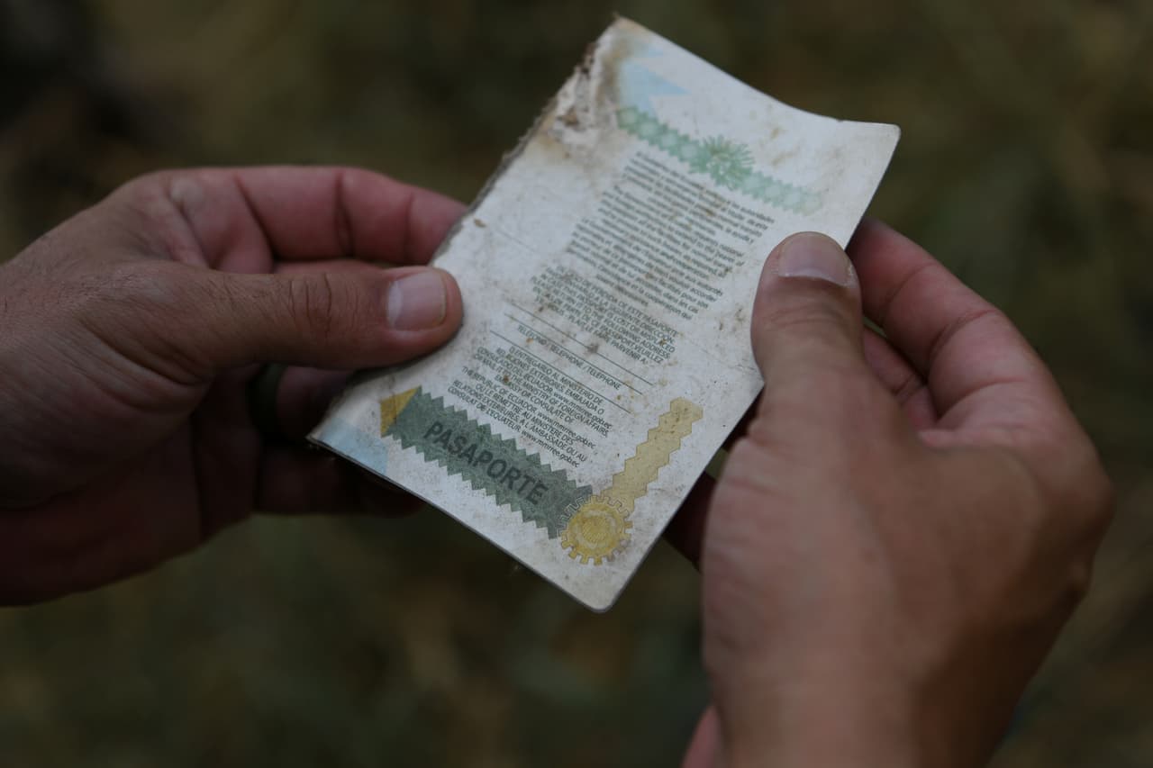 Un agente de la 
<b><a href="https://www.univision.com/temas/patrulla-fronteriza">Patrulla Fronteriza </a></b>inspecciona la 
<b>hoja de un pasaporte que encontró en las cercanías del río Grande</b>. El gobierno de Trump anunció esta semana cambios en la política migratoria que estipulan la 
<b><a href="https://www.univision.com/noticias/inmigracion/el-gobierno-de-trump-pone-fin-al-acuerdo-flores-y-podra-mantener-encerrados-indefinidamente-a-familias-migrantes-con-ninos">detención de familias migrantes con niños que cruzan la frontera por un tiempo mayor a veinte días</a></b>
<a href="https://www.univision.com/noticias/inmigracion/el-gobierno-de-trump-pone-fin-al-acuerdo-flores-y-podra-mantener-encerrados-indefinidamente-a-familias-migrantes-con-ninos">,</a> que era el límite establecido hasta ahora en el 
<b>Acuerdo Flores</b>. La medida forma parte de la política de 'tolerancia cero' de Trump.
<br>