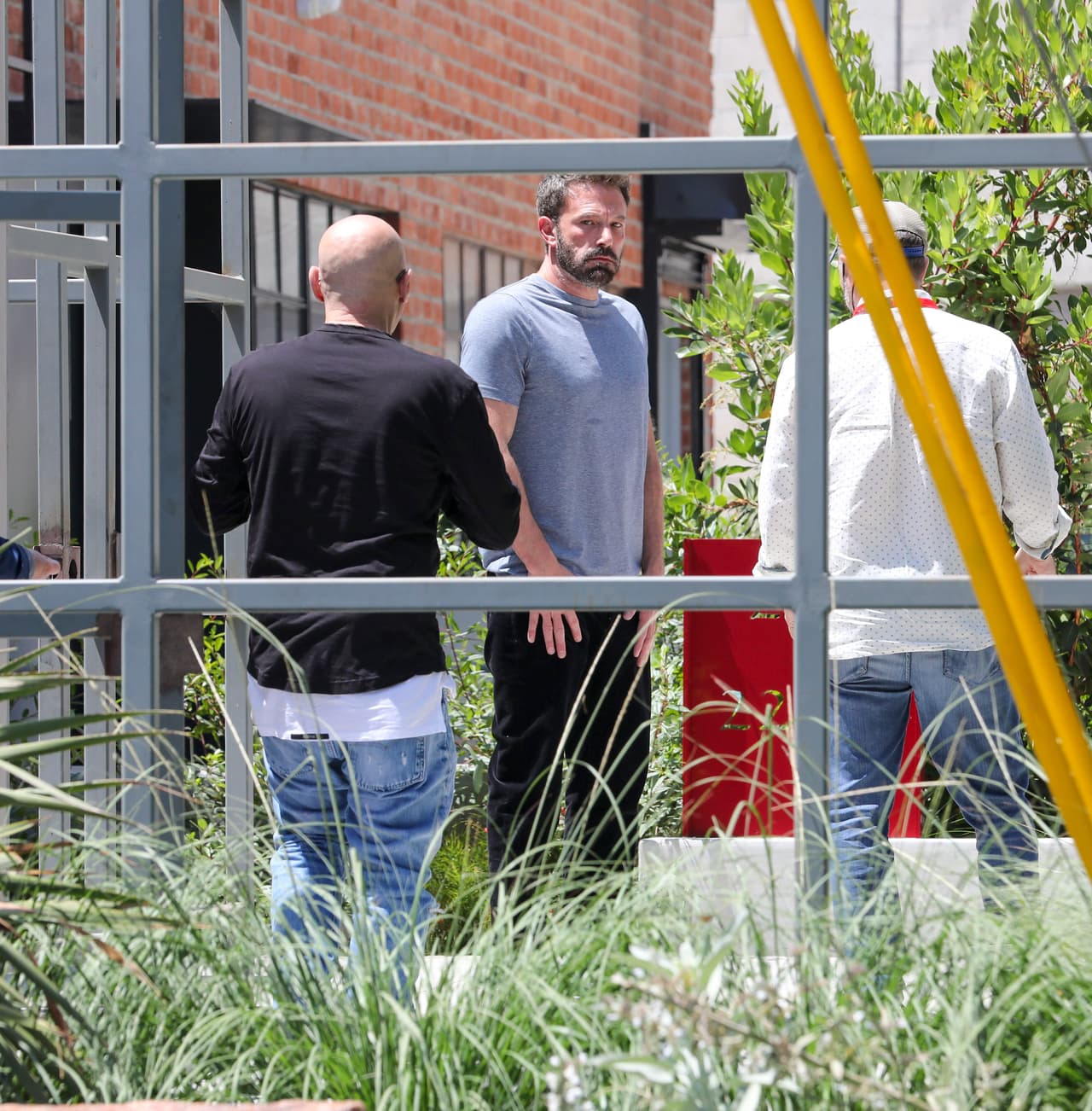 Al futuro esposo de Jennifer López se le vio interactuar con quienes parecían ser algunos hombres de la empresa de mudanza que llegó hasta su casa. 
<br>