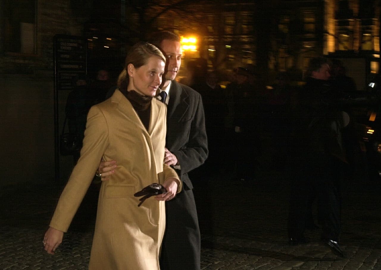 Uno de los matrimonios más polémicos de las casas reales fue el de Mette-Marit Tjessem Höiby y el príncipe Haakon Magnus de Noruega, puesto que Mette-Marit en ese momento era madre soltera de un niño de 5 años, fruto de una relación extramatrimonial con un hombre condenado en 1991 por tráfico de drogas.