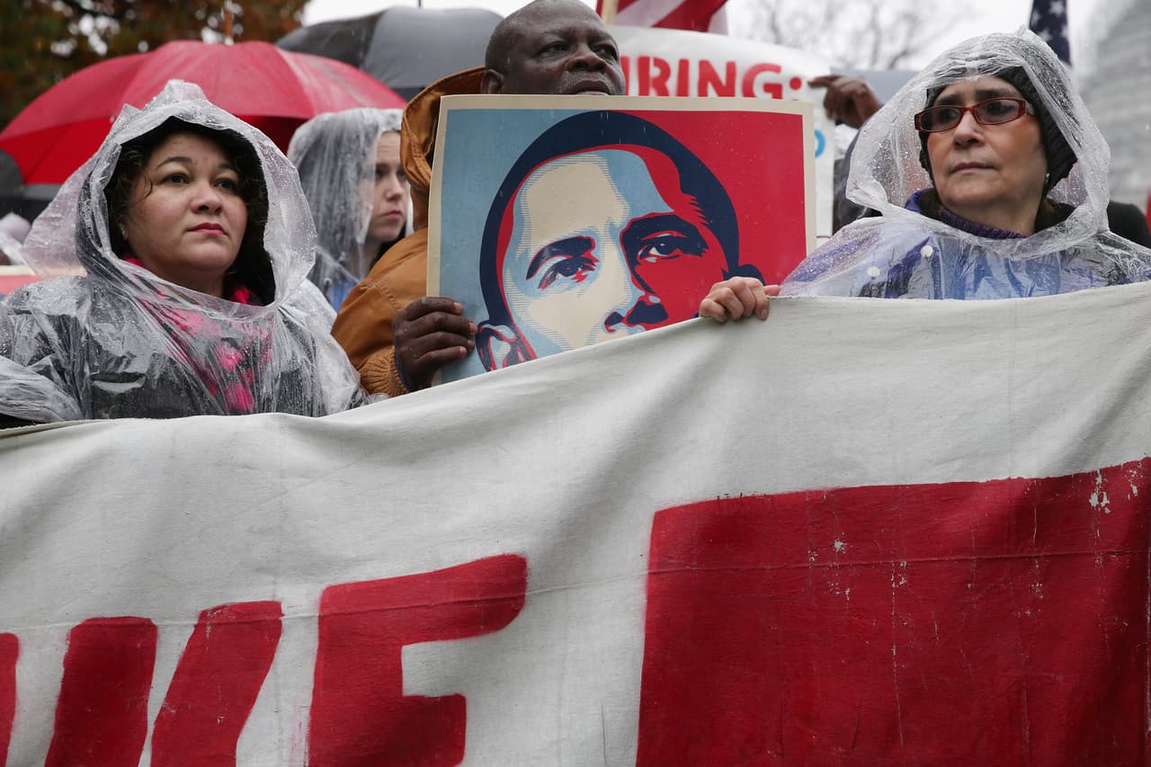 En la capital, en Washington DC, los manifestantes caminaron bajo la lluvia. (Foto: Getty).