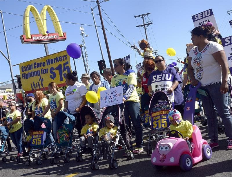También en Los Ángeles, donde centenares de trabajadores latinos y su familiares llevaron su reivindicación a la calle. (Foto: EFE).