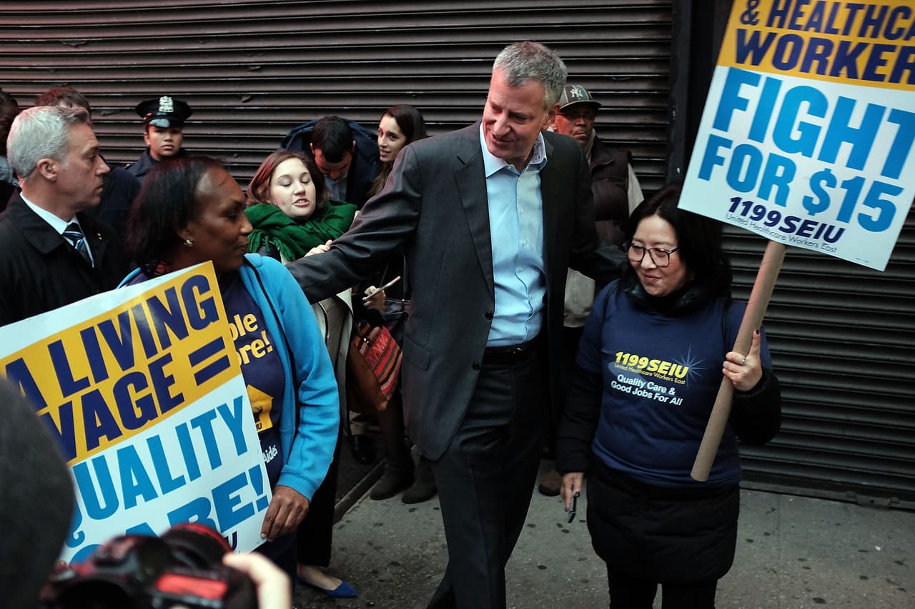En Nueva York, el alcalde, el demócrata Bill de Blasio, también apareció en una de las protestas de trabajadores. (Foto: Getty Images).