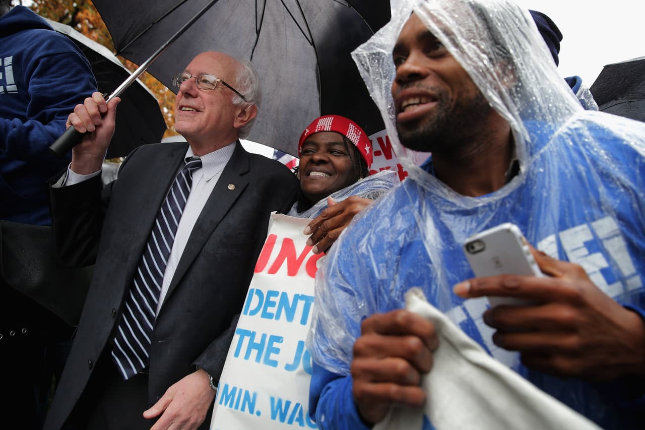El senador y candidato presidencial demócrata Bernie Sanders se sumó al acto de protesta ante el Capitolio, en Washington DC. La desigualdad de ingresos es uno de los ejes de su campaña. (Foto: Getty)