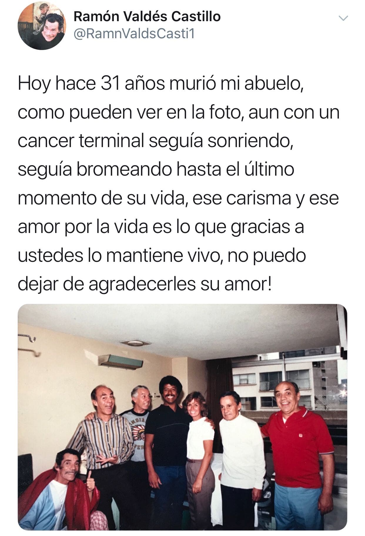 "Hoy hace 31 años murió mi abuelo, como pueden ver en la foto, aún 
<b>con un cáncer terminal seguía sonriendo</b>, seguía bromeando hasta el último momento de su vida, ese carisma y ese amor por la vida es lo que gracias a ustedes lo mantiene vivo, no puedo dejar de agradecerles su amor", escribió el nieto del actor 
<b><a href="https://twitter.com/RamnValdsCasti1/status/1159837317462257668" target="_blank">junto a la foto.</a></b>