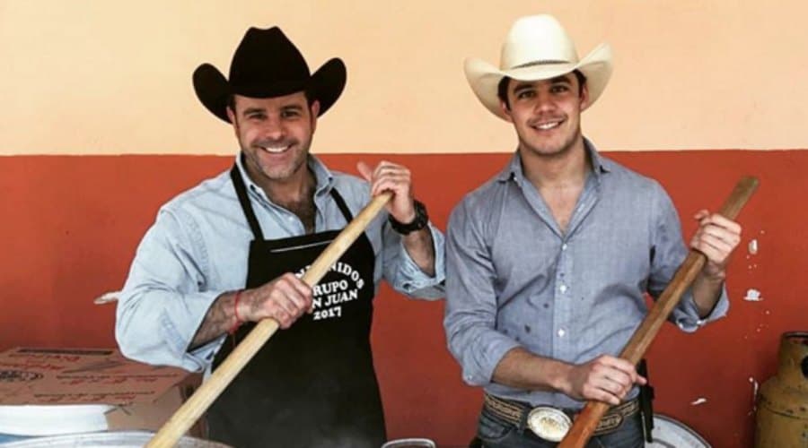 El 11 de abril, el actor publicó esta imagen junto a Eduardo Jr: "Compartir con mi cachorro 
<a href="https://www.instagram.com/educapetillo/">@educapetillo</a> la importancia de servir a los demás es una chulada. Bienvenidos a San Juan de los Lagos, peregrinos de Ocoyoacac".