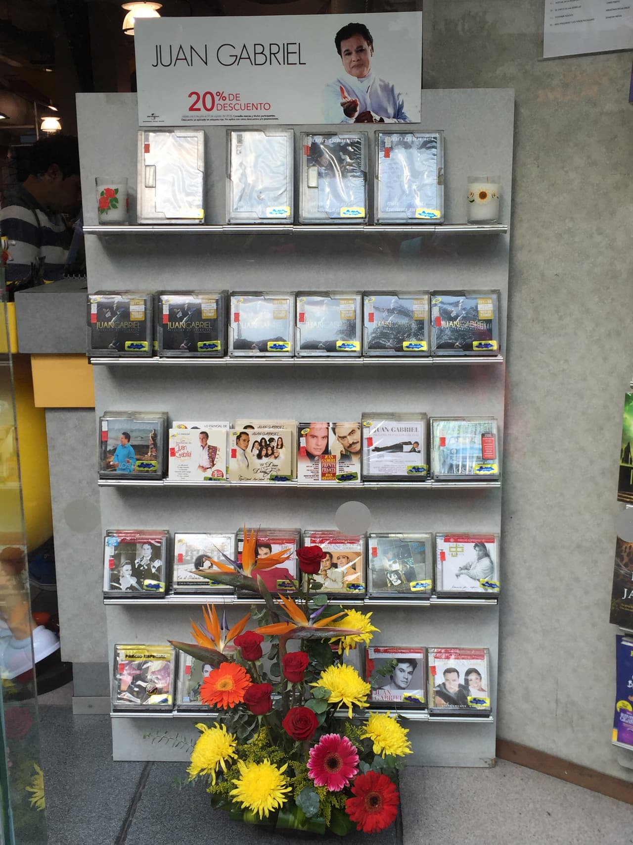 Otro establecimiento, donde se ve un homenaje espontáneo a Juan Gabriel.