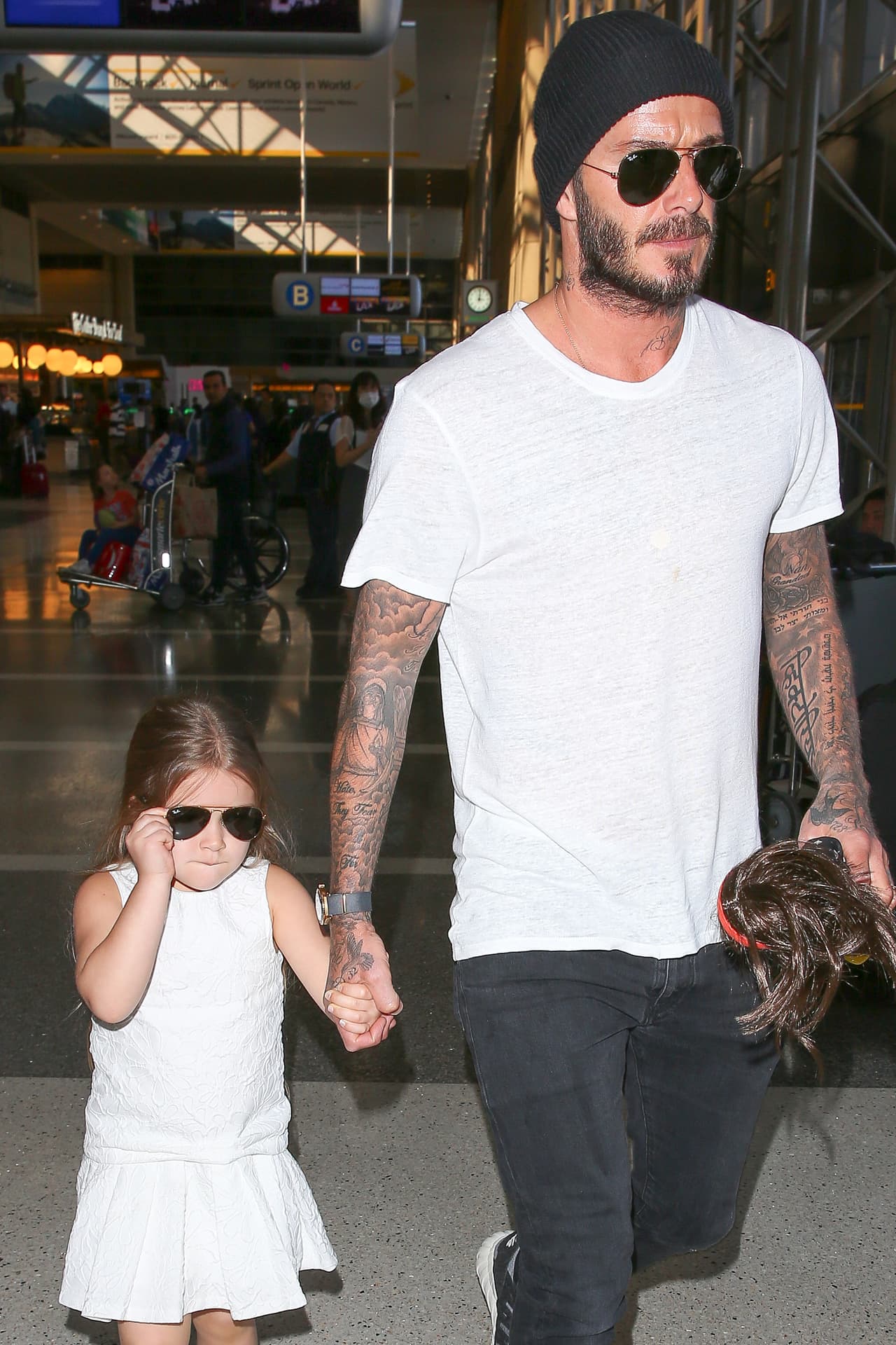 Los dos lucían los mismos lentes, estilo aviador.