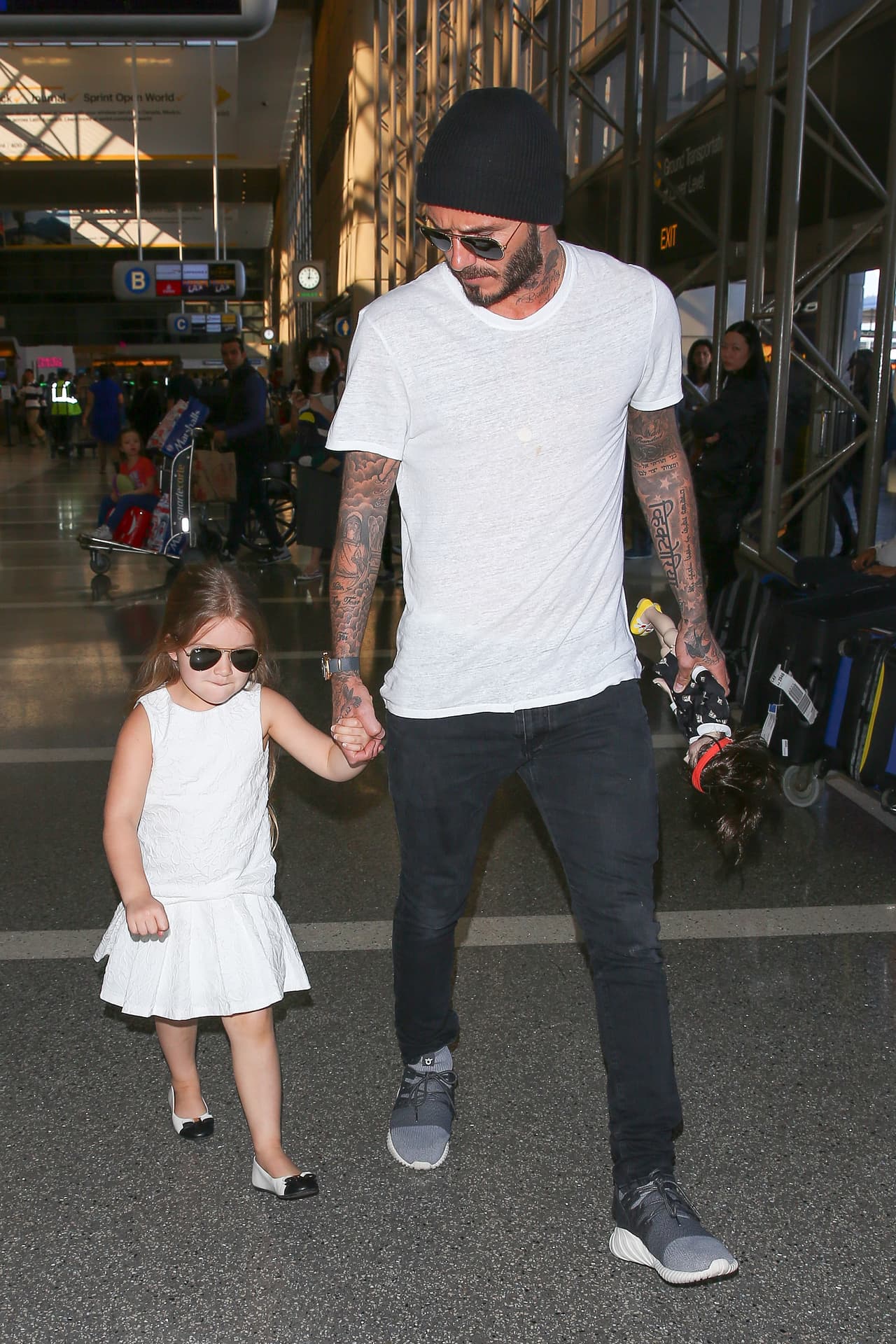 David caminaba muy orgullosa junto a su hija.