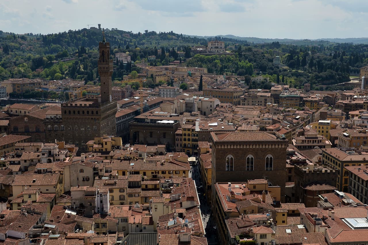 <h3 class="cms-H3-H3">9. Florencia, Italia</h3>
<br>
<br>Florencia tiene una oferta rica en arte, como es lógico esperar de
<b>la cuna del Renacimiento. </b>La ciudad ha encontrado aires modernos en los últimos años y ofrece una diversa experiencia culinaria, así como tiendas de diseño exclusivas que
<b> han sabido combinar con el espíritu artístico e histórico de la ciudad. </b>
<br>