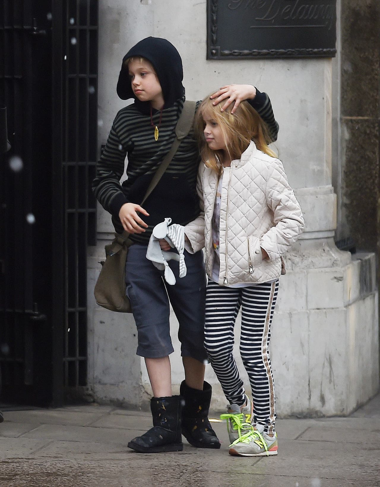 Shiloh dándole un cariñito a su hermana menor, Vivienne, en el invierno de 2015, con la familia en Londres.
