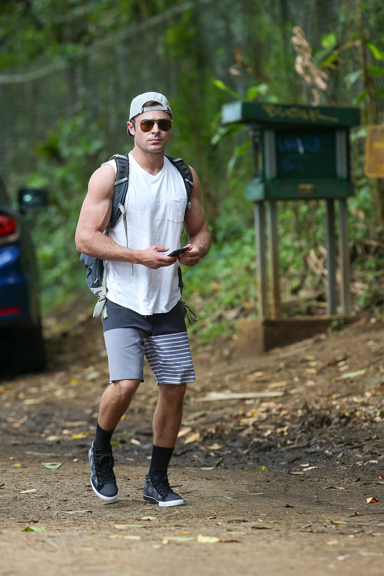 Tanta visita al gimnasio le ha dado muy buenos resultados al guapísimo Zac Efron. Con esos brazotes se antoja un buen apretón.