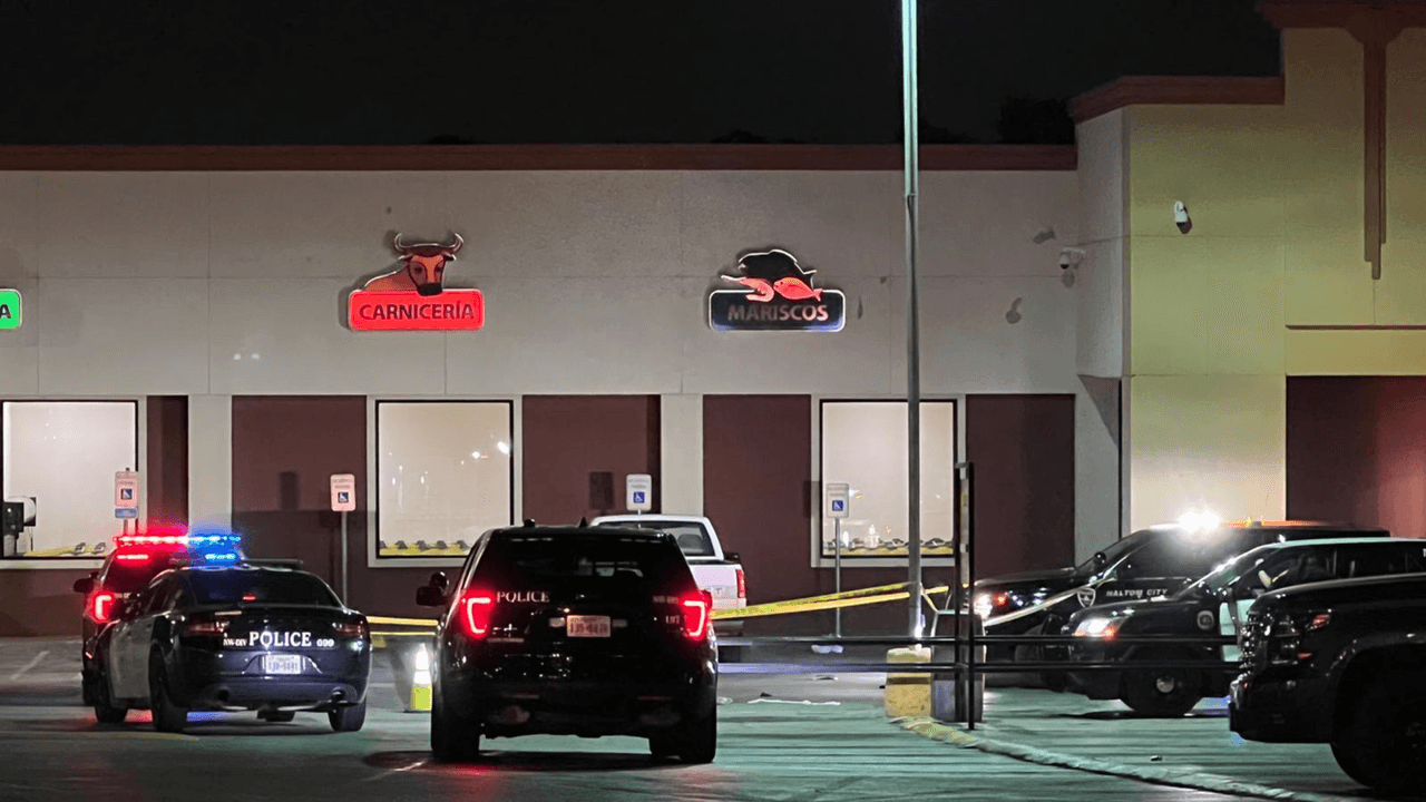 La persecución también pasó por un estacionamiento de una tienda El Rancho, donde un transeúnte fue atropellado.