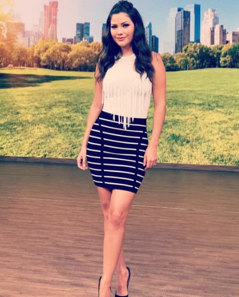 ¡Casual, divertida y atrevida! Tú, al igual que Ana Patricia, atrévete a usar outfits que rompan con la cotidianidad como esta divertida blusa con flecos, combinada con una falda entallada,