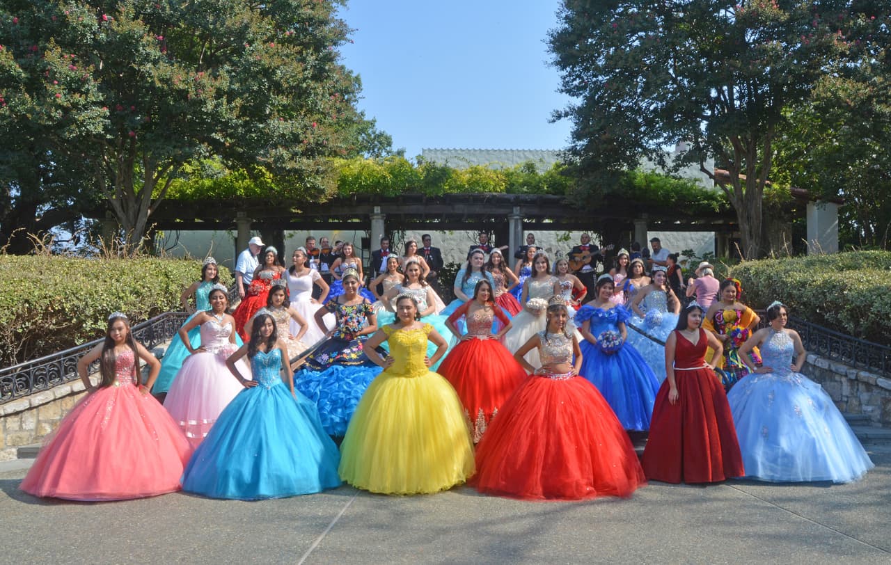 El festival de la Herencia Hispana del Dallas Arboretum inicia el sábado 10 de septiembre, a las 10 a.m. con el Quinceañera Fashion Show en Rosine Hall. Las jóvenes mostrarán coloridos vestidos de quinceaños.