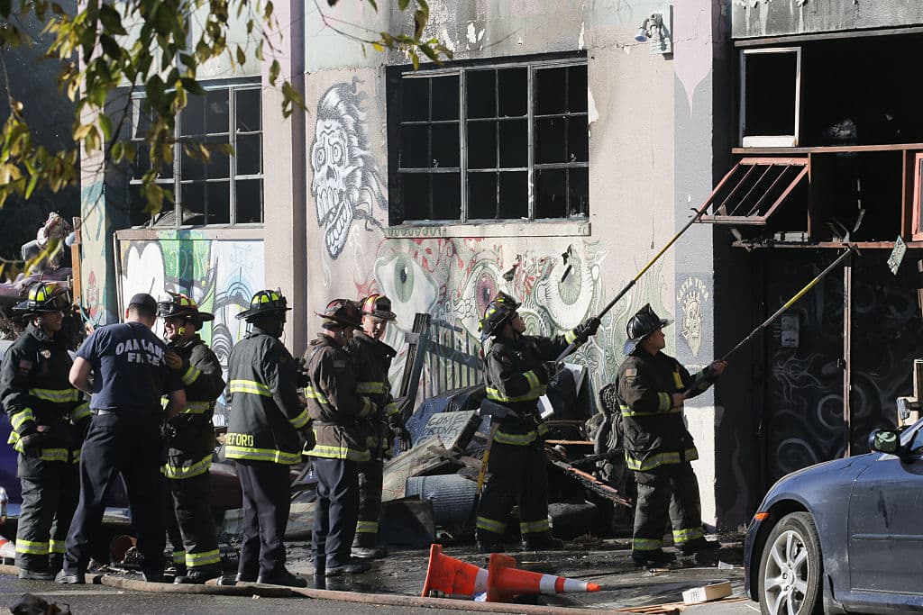 Los bomberos han trabajado desde la noche del viernes, cuando ingresaron al edificio tras hacer un agujero en un muro y luego comenzar a despejar de escombros.