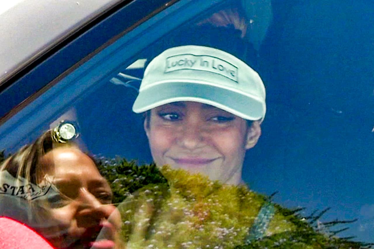 Shakira usó esta gorra en la que se leía: 
<b>"Afortunada en el amor"</b>, que presumió muy sonriente. 
<br>