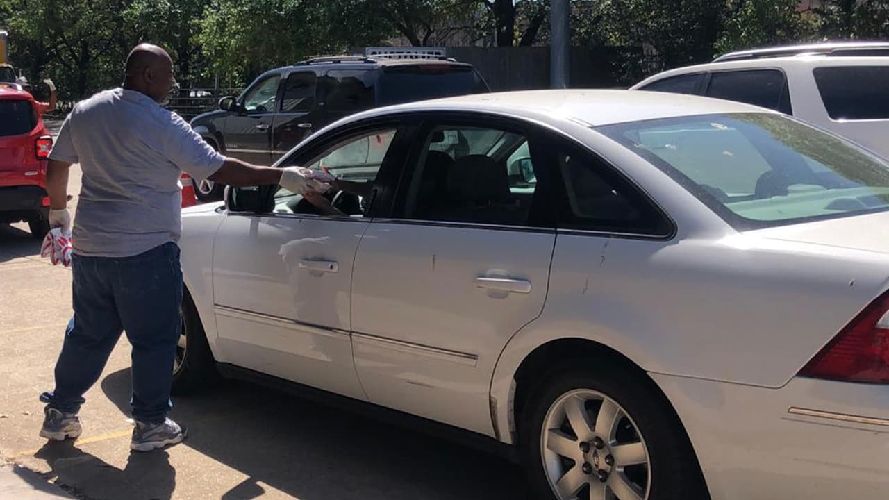 Todos los que llegan tienen que esperar su turno para recibir el platillo.