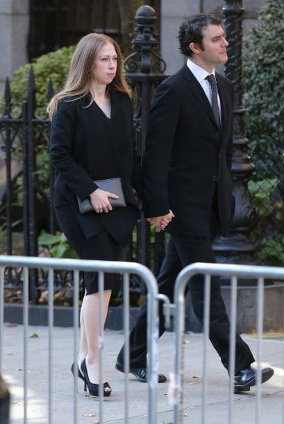 Chelsea Clinton acompañada de su esposo Mark Mezinsky