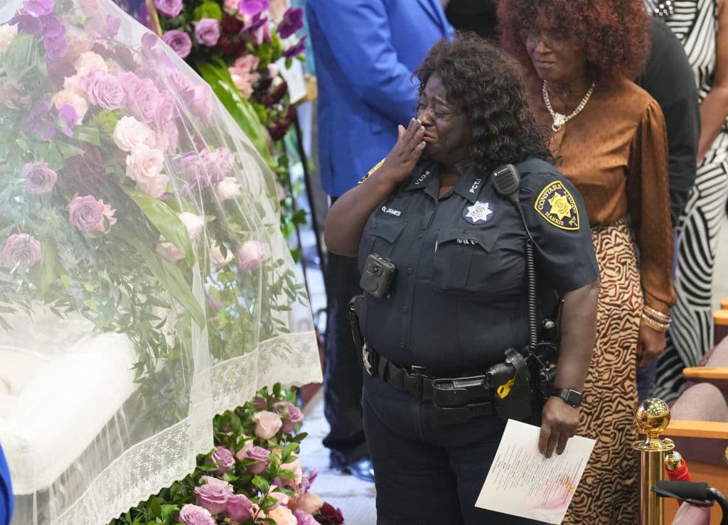 No todos llevaron su teléfono celular para la foto. Hubo quienes aprovecharon el momento en que llegaron al ataúd para dedicar una oración o expresarle su gratitud a Jackson Lee.