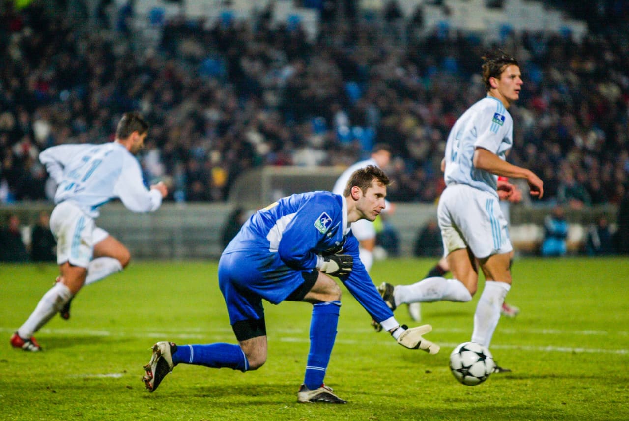 Fue en el 2002, después de una gran temporada en su país, que el Stade Rennes se quedó con su ficha a pesar del interés de equipos de la Premier, a donde no pudo llegar por permisos de trabajo.