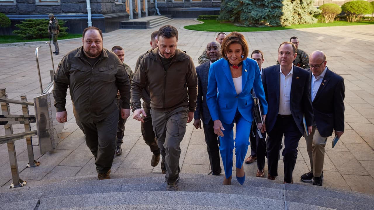 <b>En video:</b> La presidenta de la Cámara de Representantes de Estados Unidos caminó por las calles de la capital ucraniana para encontrarse con el presidente Volodymyr Zelensky, convirtiéndose en la funcionaria estadounidense de mayor rango en visitar Ucrania en plena invasión de Rusia y a pesar de los bombardeos. Por razones de seguridad el viaje no fue anunciado y después de una reunión de tres horas la comisión se trasladó a Polonia.