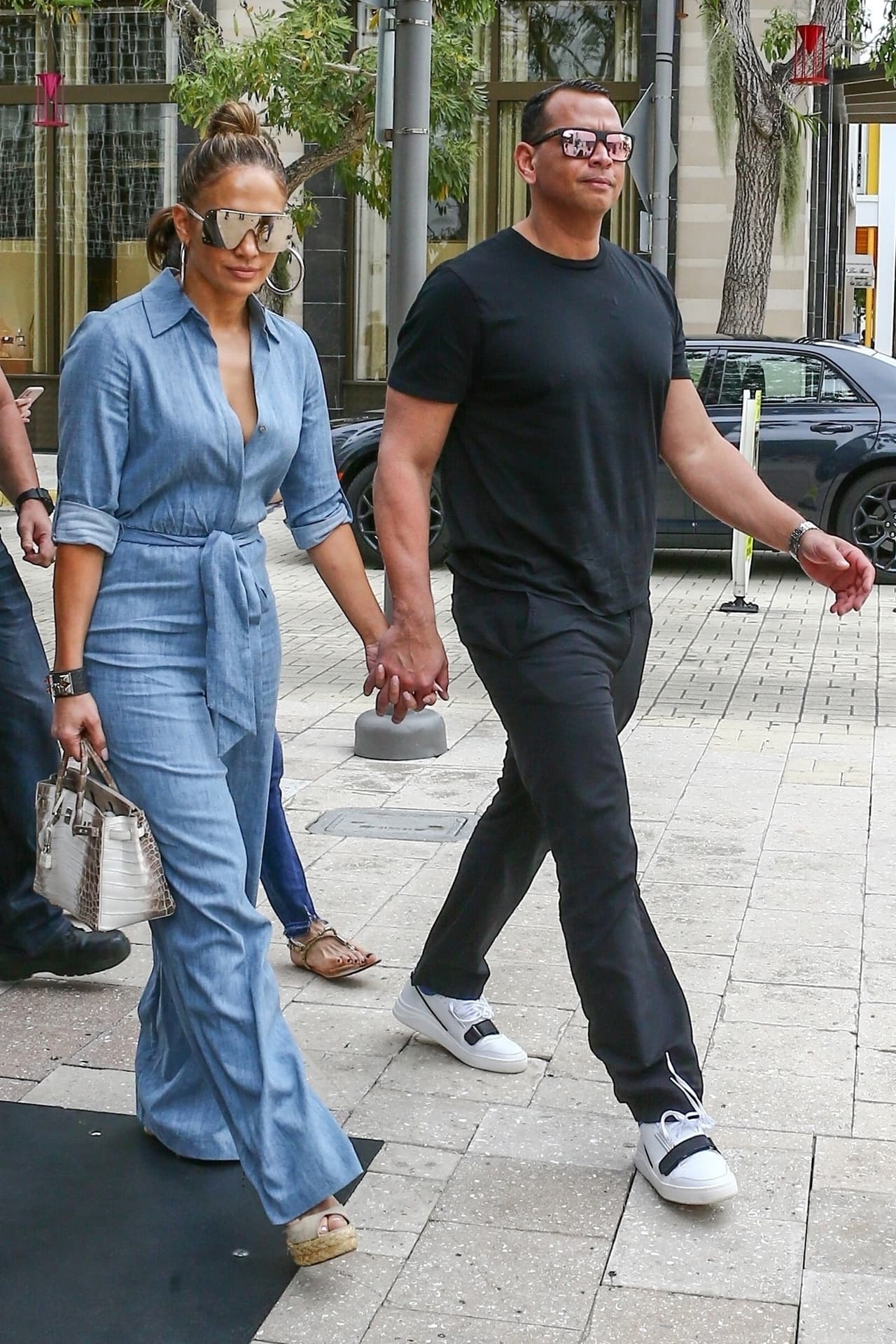 Después de dos años de relación, Álex Rodríguez le pidió matrimonio a Jennifer López. El 10 de marzo de 2019, la intérprete publicó una foto del anillo en su cuenta oficial de Instagram. De acuerdo con expertos, la pieza cuenta con un diamante de entre 10 y 15 quilates y su precio aproximado es de un millón de dólares.