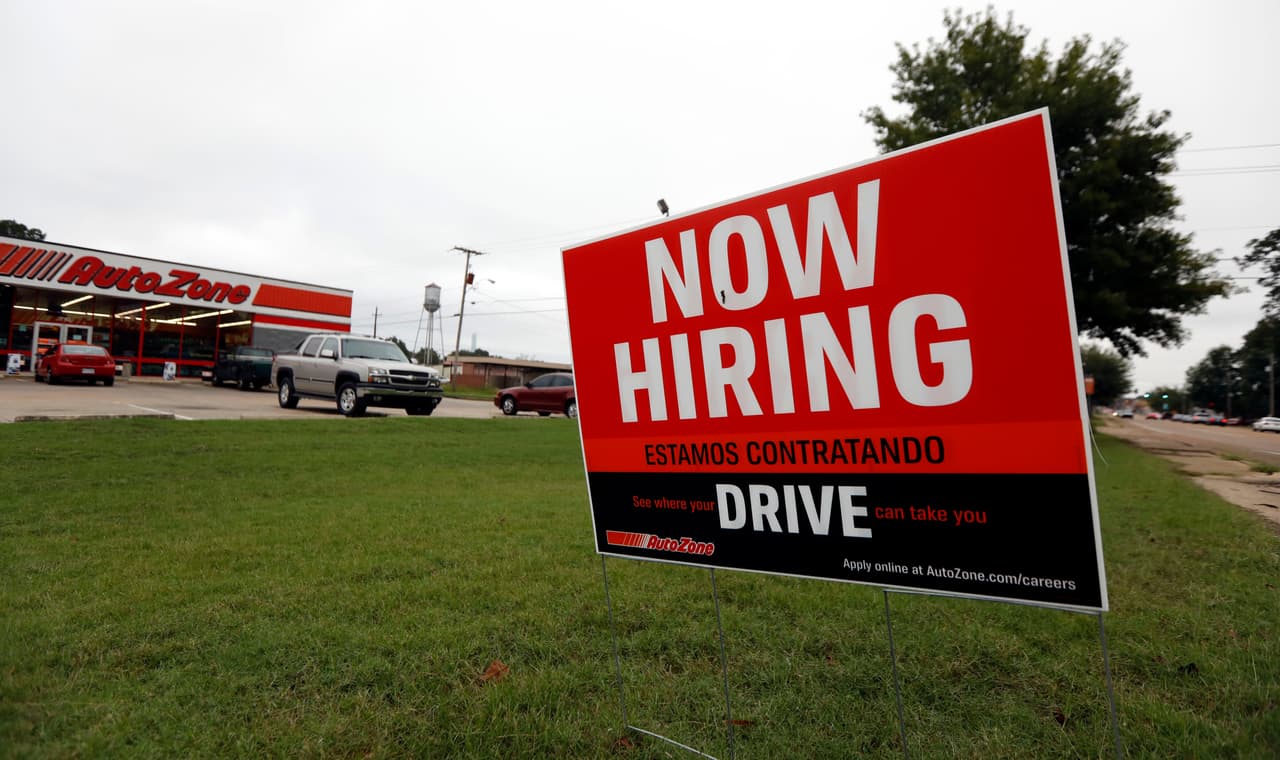 <b>AutoZone.</b>
<br>
<br>Esta compañía de autopartes necesita muchos gerentes de distrito, a los que pagará entre 15 y 19 dólares por hora.
<br>
<br>También buscan personal de recursos humanos y analistas compensación.
<br>