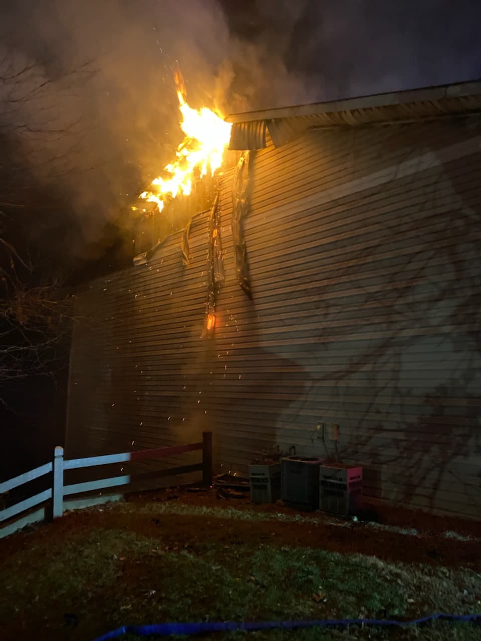 Una persona llamó al 911 y dijo que escuchó algo parecido a una explosión y que habían llamas en un edificio, según el Departamento de Bomberos de Gwinnett.