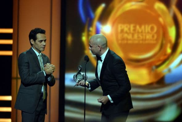 Fue Pitbull el encargado de entregar el galardón al afamado salsero.