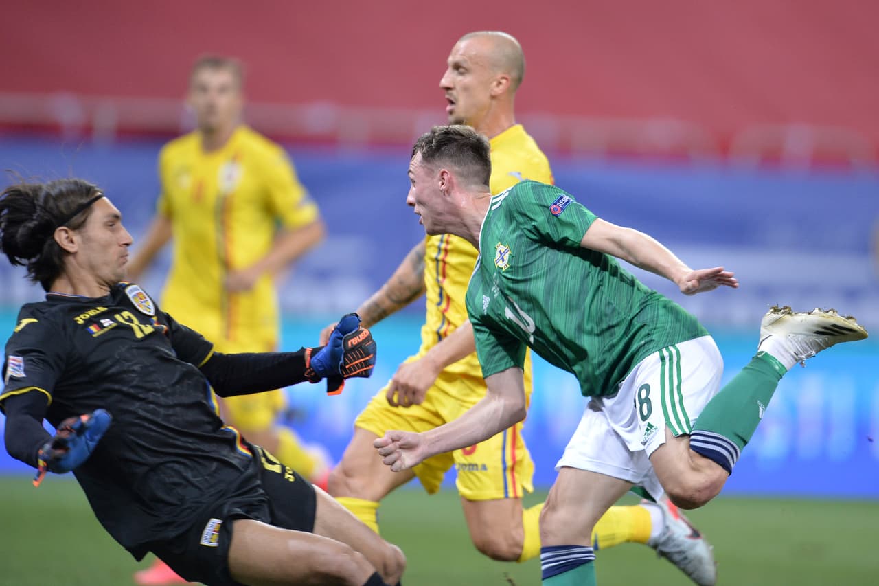 Rumania 1-1 Irlanda del Norte | Puscas (25’) adelantó a los locales y Gavin Whyte (86’) emparejó los cartones para finalizar en empate.