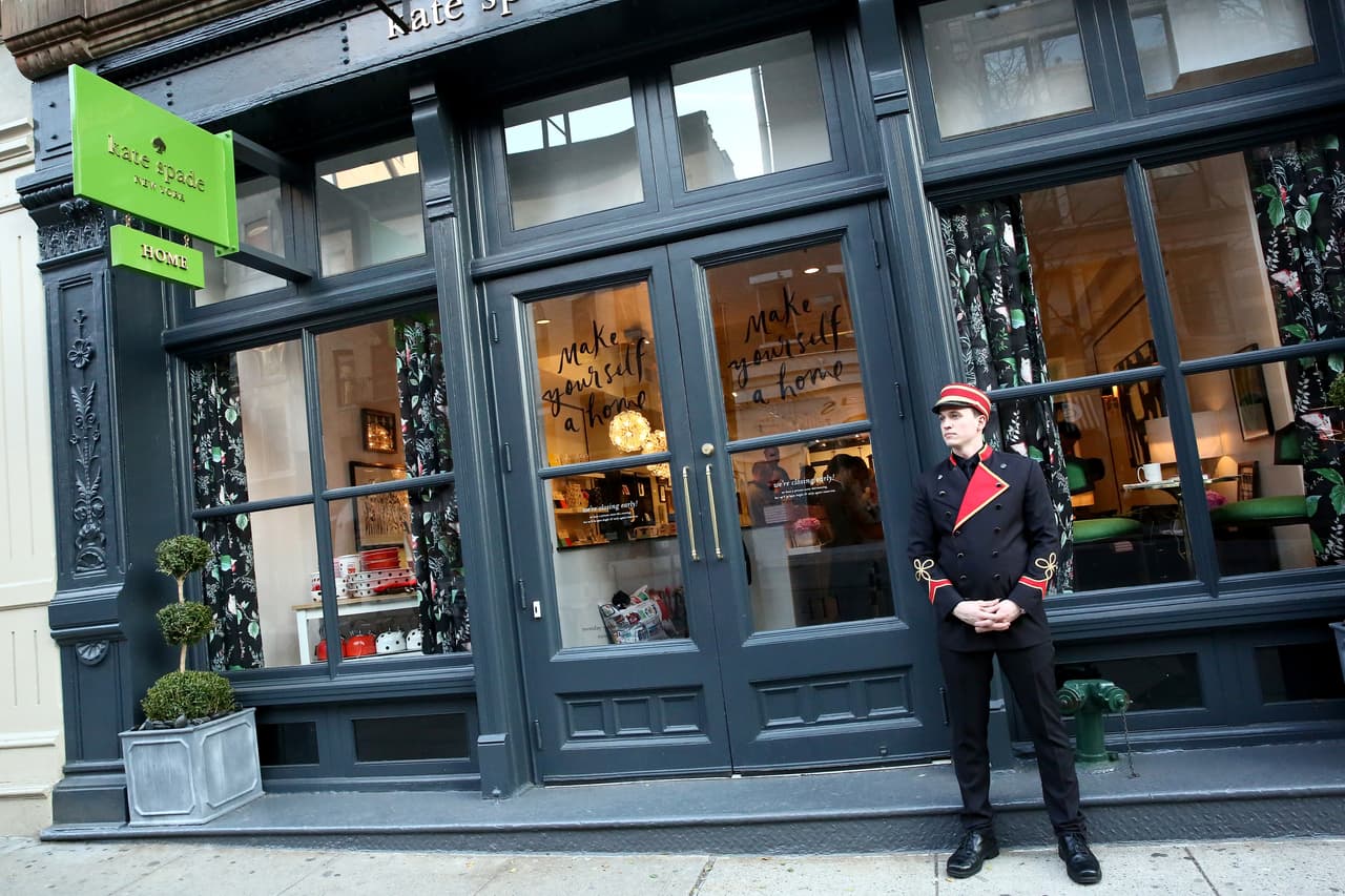 La policía de Nueva York confirmó que 
<a href="https://www.univision.com/entretenimiento/muere-kate-spade-la-famosa-disenadora-en-aparente-suicidio"><b>la diseñadora</b></a> conocida como la 'reina de los accesorios' se quitó la vida. Tenía 55 años.