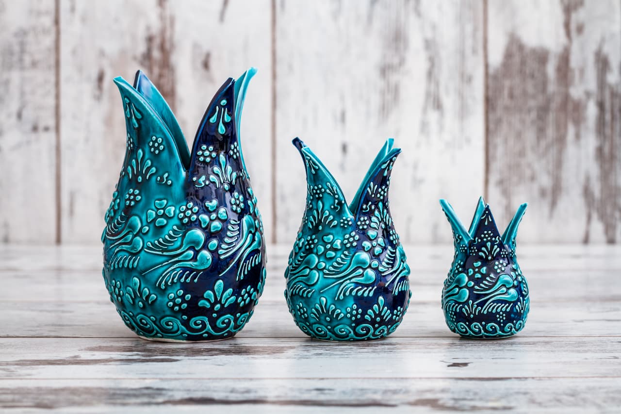 <b>Artesanías</b>. Sin acumular demasiadas cosas, puedes brindarle un toque personal a tus espacios. Almohadones con prints exclusivos, o bien una vasija o un souvenir que hayas traído de un viaje, le inyectarán vida a tu hogar.