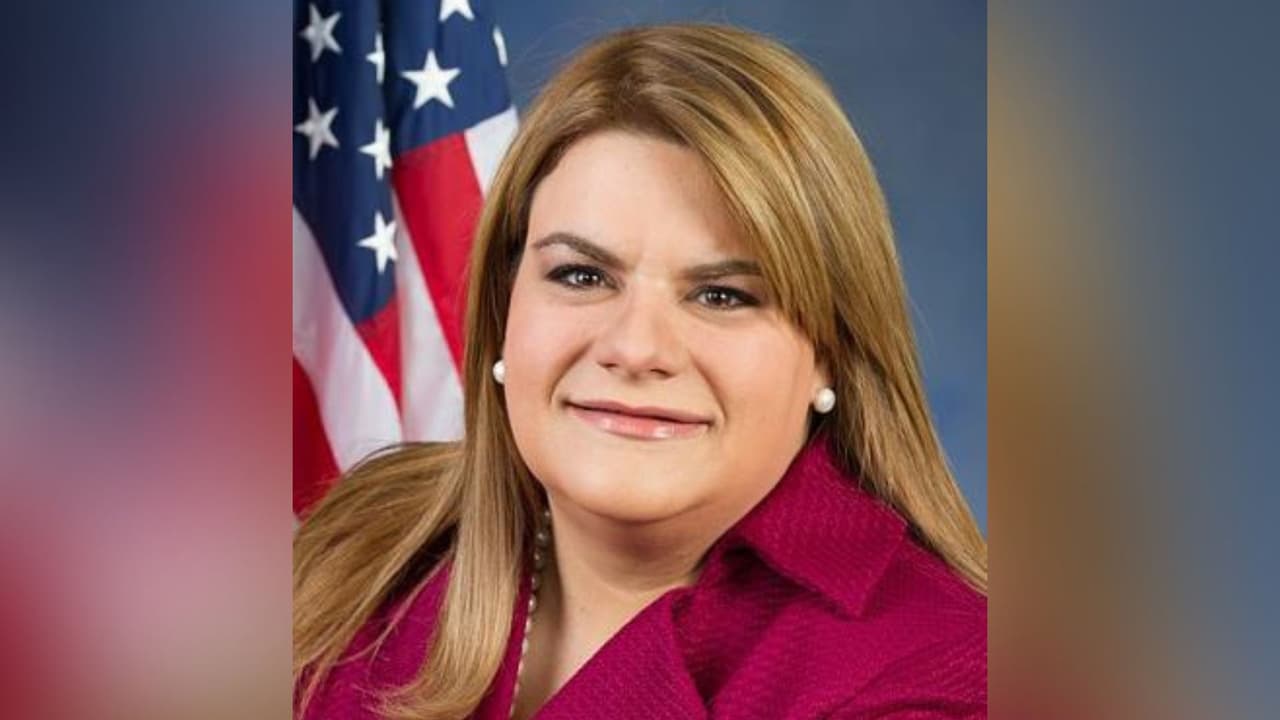 <b><a href="https://www.univision.com/local/puerto-rico-wlii/jenniffer-gonzalez-impulsa-estatua-de-trump-en-medio-de-opiniones-divididas-en-puerto-rico" target="_blank">González, del Partido Nuevo Progresista, es la tercera mujer</a></b> en gobernar la isla. En las primeras semanas del año, estuvo fuera, en 
<b>viajes oficiales a Washington y a España</b>. Entonces, durante el apagón general de Semana Santa, se indicó que había 
<b>salido de vacaciones con su familia</b>, aunque solo lleva 4 meses en la nueva posición. La funcionaria electa por el pueblo tuvo que regresar a exigir respuestas, en medio de la emergencia.