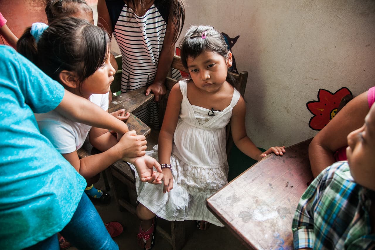 Dentro de la escuela, la niña se quedó con la mirada perdida y sin hablar, mientras el resto de niños y profesoras trataban de animarla y expresarle palabras de aliento. "Ya no es la niña que dejé de ver hace cinco meses", lamentaba su maestra Claudia al recordar que antes era mucho más activa.
