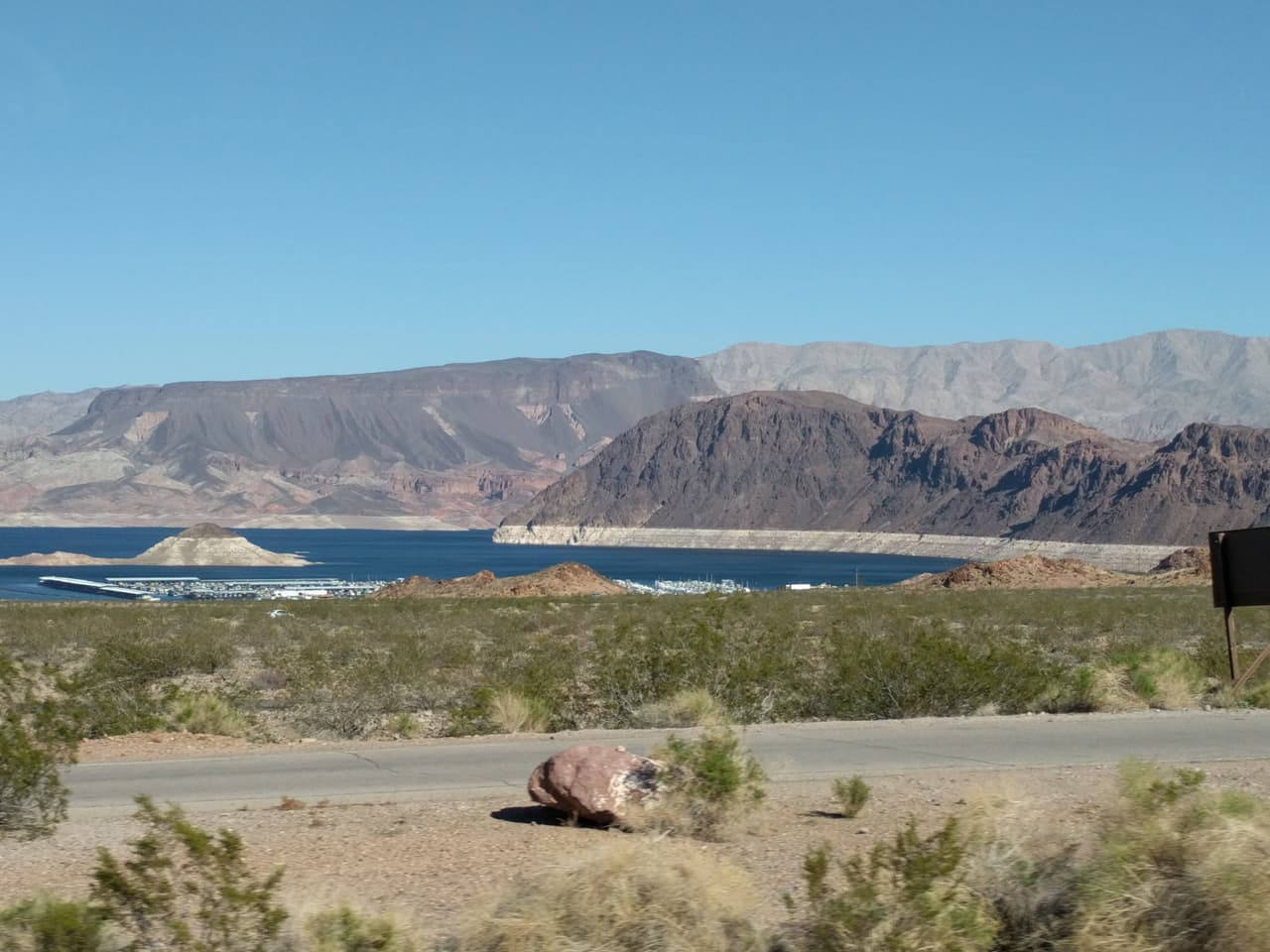 El lago Mead sirve como reservorio de agua, pero sus niveles han decaído visiblemente. Solo hay que observar las marcas blancas en la piedra para identificar cuánta agua menos hay actualmente.