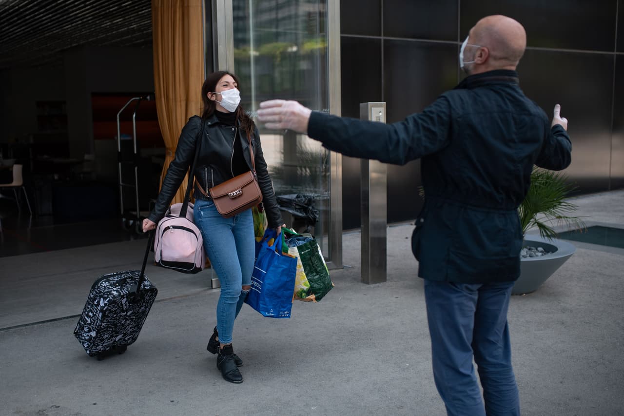 <b>Regresar a casa después del virus.</b> Una paciente de covid-19 recuperada es recibida al salir del hospital de campaña instalado en un hotel de Barcelona donde estuvo varios días hospitalizada. Hasta el 28 de abril en EEUU se habían recuperado de la enfermedad más de 130,000 personas.