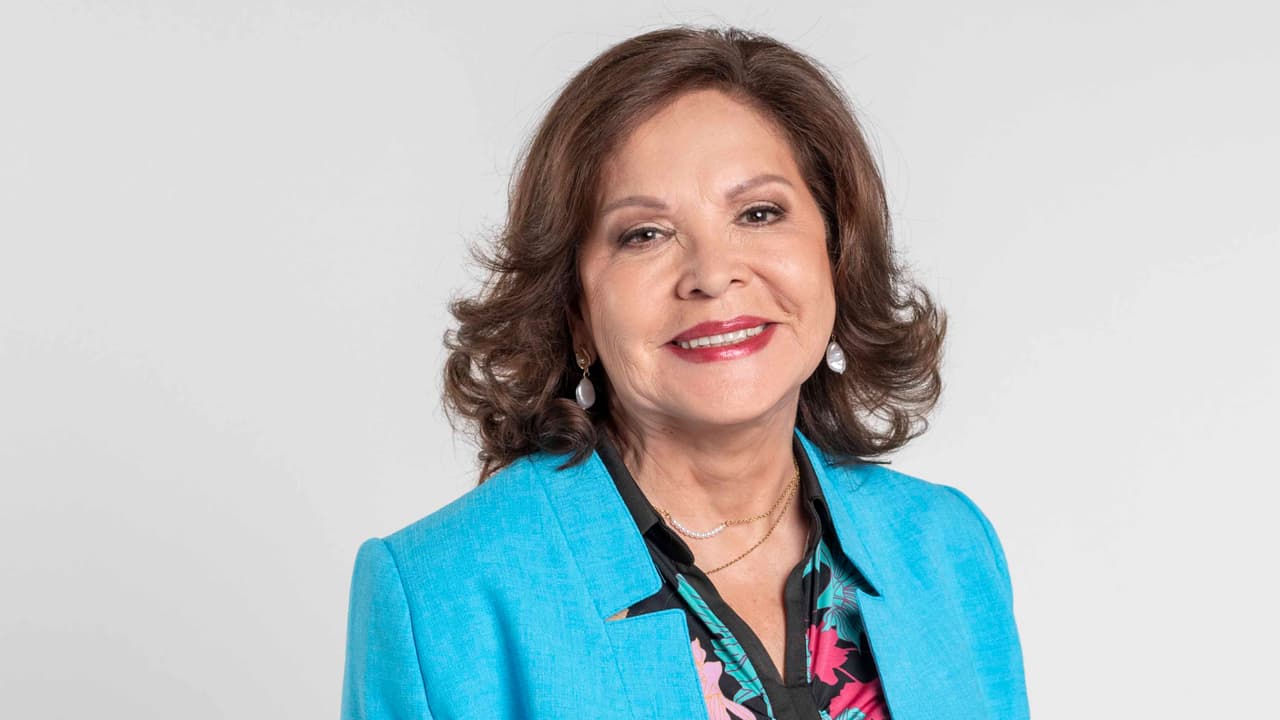 Ana Bertha Espín da vida a Dora, la suegra manipuladora.