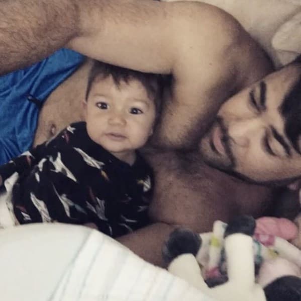 Su esposa, Lisa Marie Córdoba, lo soprendió cantándole ¡Feliz Cumpleaños! al lado de sus bellos hijos.