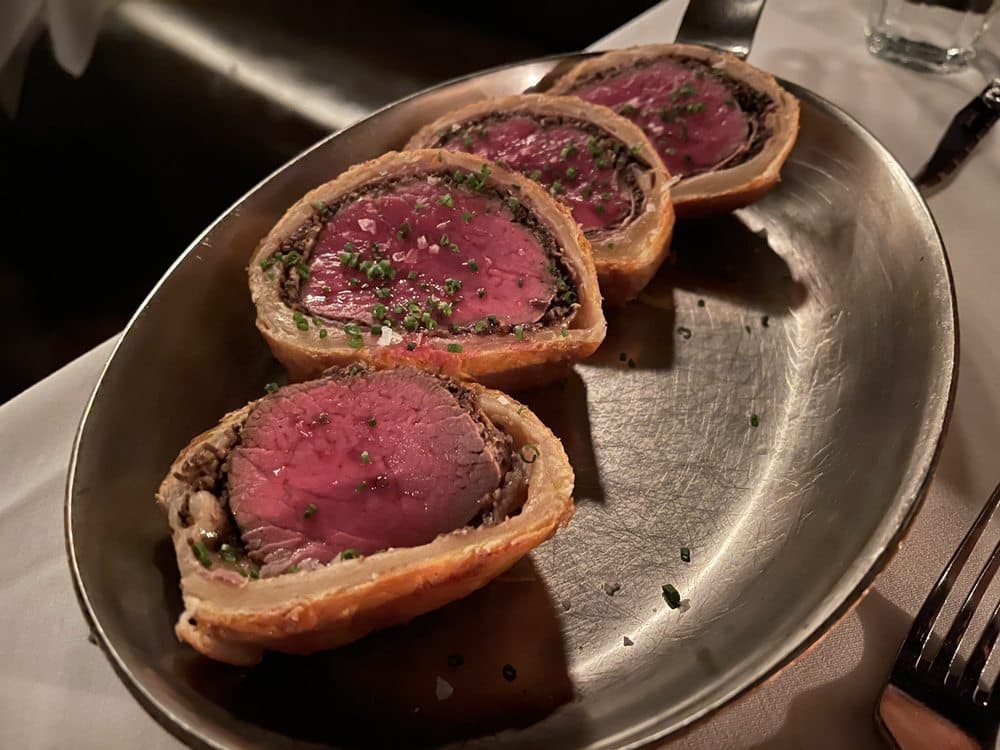 <b>Marcel </b>
<br>Dirección: 1170 Howell Mill Rd Atlanta, GA 30318
<br>Teléfono: (404) 665-4555
<br>Sitio web: 
<a href="https://marcelatl.com/">https://marcelatl.com/</a> 
<br>
<b><a href="https://www.yelp.com/map/marcel-atlanta">Cómo llegar</a></b>
<br>
<br>Se promocionan así: “Marcel es un regreso a los días en que la gente apreciaba cada momento, cuando se olvidaba el cuidado aburrido, cuando el amor se demostraba en las mejores comidas, incluidas, libra por libra, los mejores bistecs que el dinero puede comprar”.