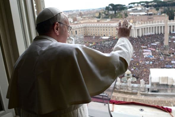 El Papa Francisco aseguró que Dios jamás deja de perdonar a los seres humanos y advirtió que son los hombres quienes se cansan de pedir perdón, durante el primer Angelus tras haber sido electo.