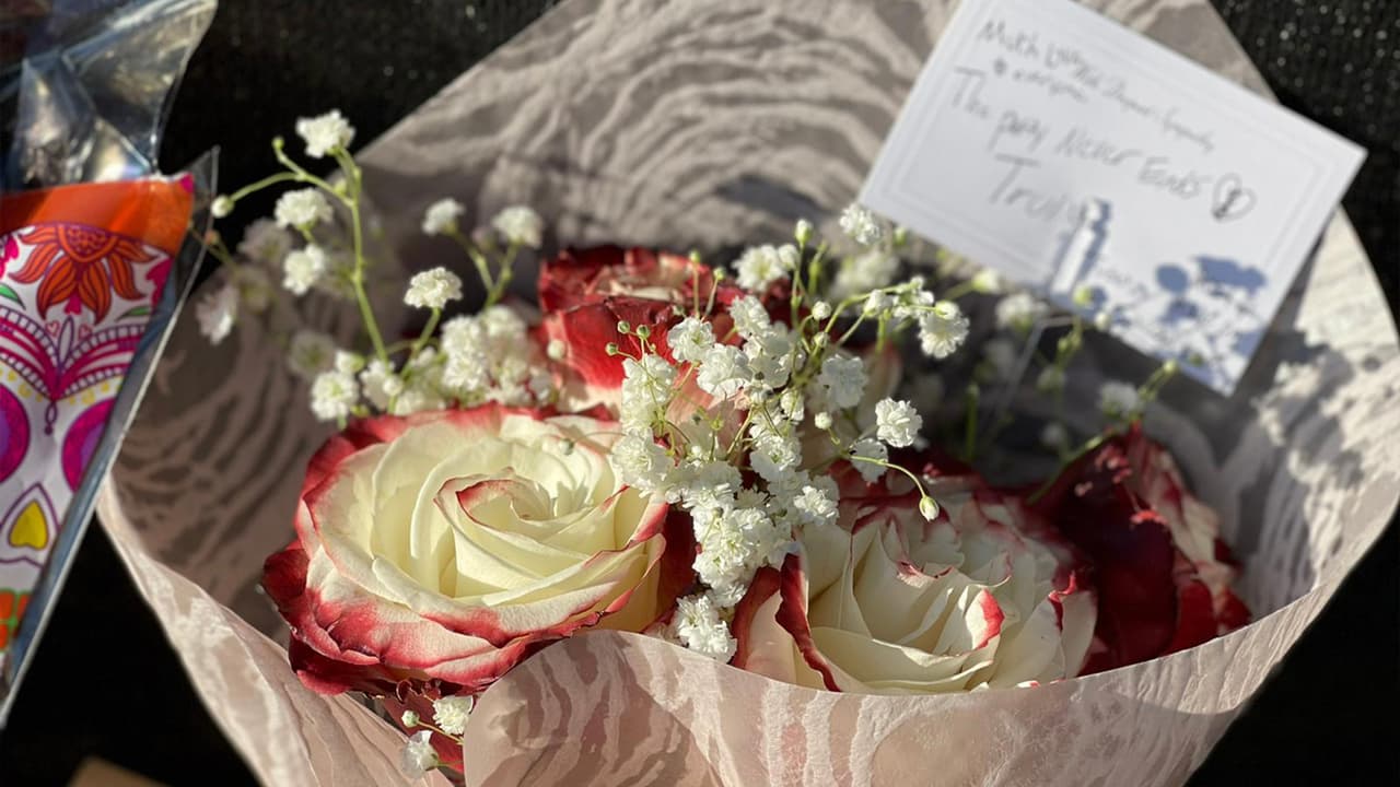 Flores, veladores y cartas son algunas de las ofrendas que la gente deja en el lugar para recordar a las ocho personas que murieron.
