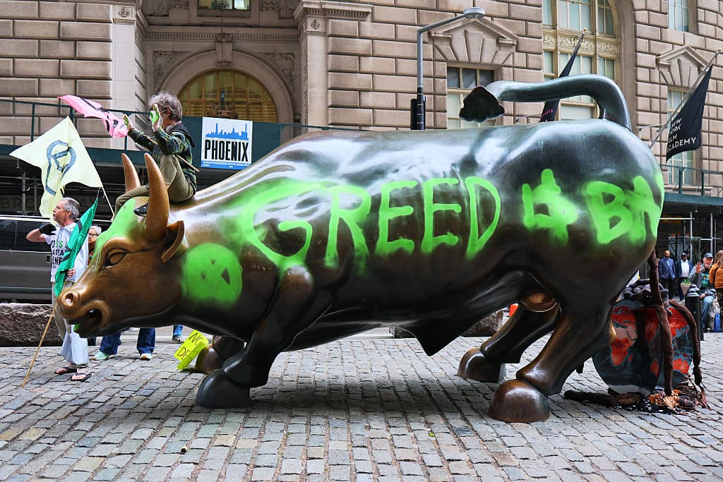 Los manifestantes realizaron la acción frente a la Bolsa de Valores de Nueva York en Bowling Green para denunciar lo que consideran complicidad de Wall Street en el cambio climático.