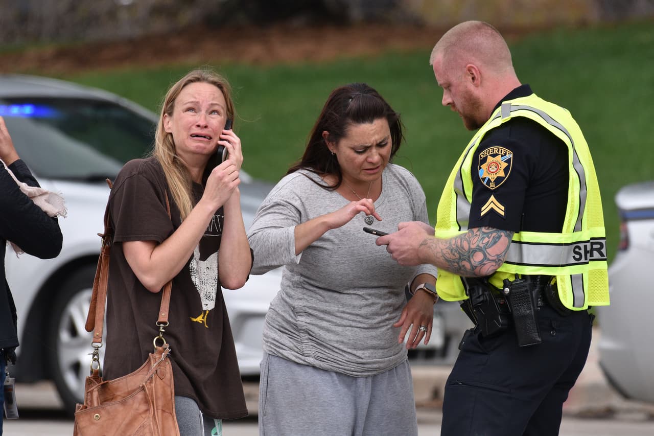 <b>7 de mayo de 2019: tiroteo en escuela charter de Highlands Ranch.</b> Dos estudiantes ingresaron a una escuela de este suburbio de Denver, cerca de Littleton, y dispararon contra sus compañeros. Uno de ellos intentó enfrentar a los pistoleros y recibió un disparo mortal, otros ocho resultaron heridos. Los dos asaltantes fueron capturados.