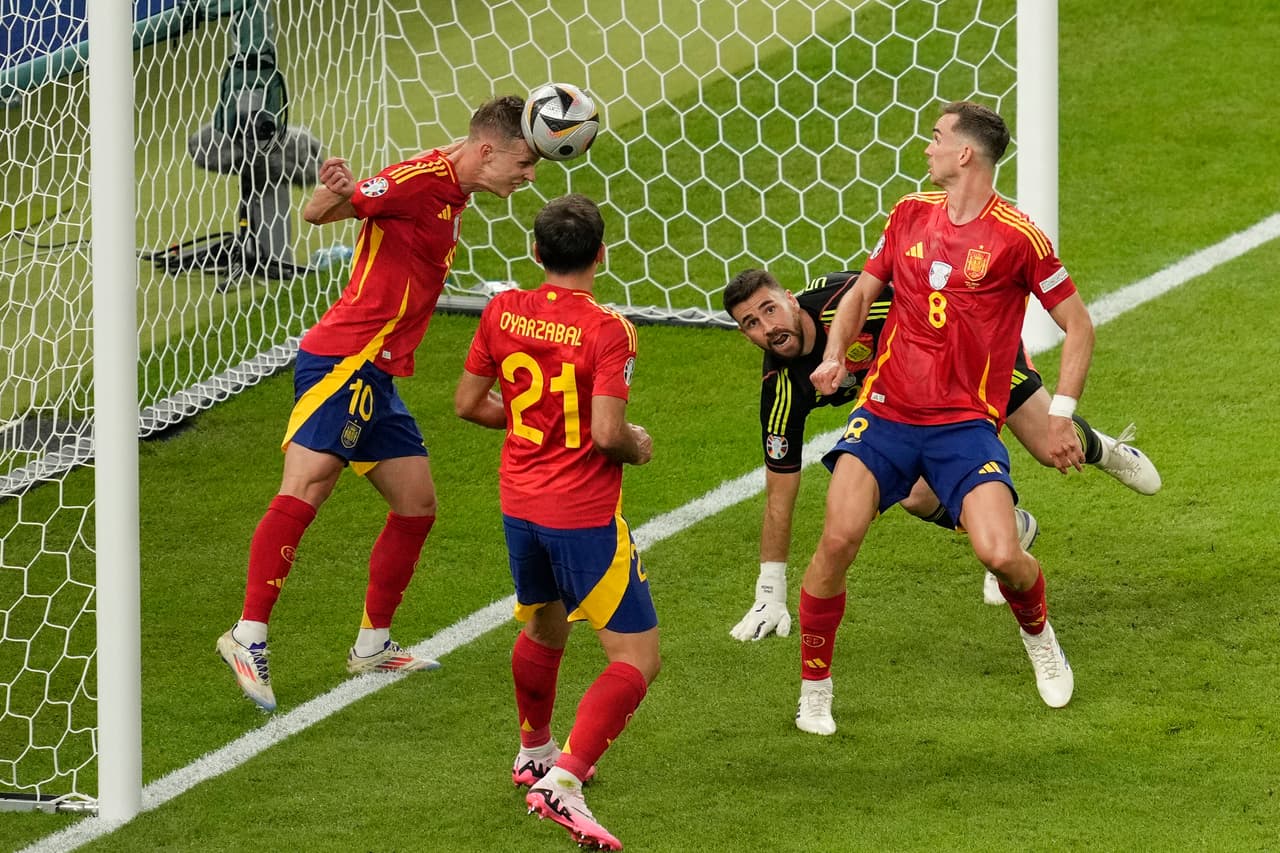 Este año llevó más alegrías al fútbol español, luego de que la
<a href="https://www.tudn.com/futbol/eurocopa-2024/partidos-en-vivo/espana-vs-inglaterra/la-seleccion-de-espana-se-convierte-en-la-maxima-ganadora-de-eurocopa">roja venció a Inglaterra por 2-1</a> el 14 de julio y con ello se convirtió en el máximo ganador de la Eurocopa, superando a Alemania.
<b> </b>En esta foto, el español Dani Olmo despeja el balón de la línea de gol durante el partido final de la Euro 2024 en Berlín.