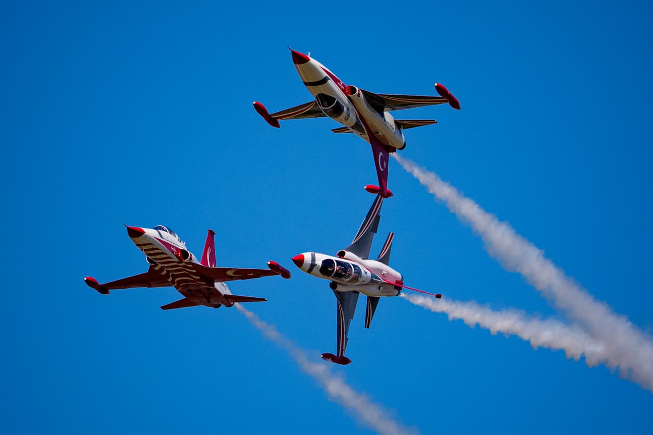 El equipo acrobático Turkish Stars de la Fuerza Aérea Turca realiza una exhibición aérea en el primer día del Show Aeronáutico Internacional BIAS, en Bucarest, Rumania, el viernes 28 de agosto de 2026.
