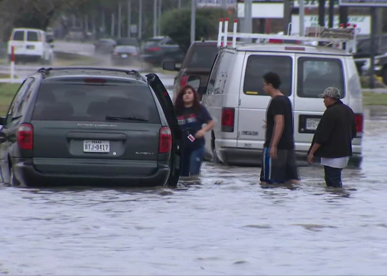 132 vehículos han sido remolcados después de haberse quedado varados por las inundaciones.